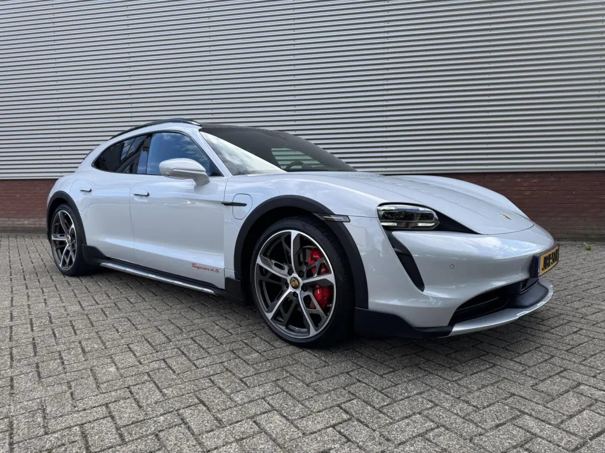 4 S 93 kWh 572 PK|Btw Auto!|IJsgrijs Metallic|Bijrijder display|Head-up|Zeer exclusief: Leder-alcantara bekleding|Stoelkoeling/verwarming+stuur|Sport Chrono|Panorama dak|Adaptive Cruise|perf