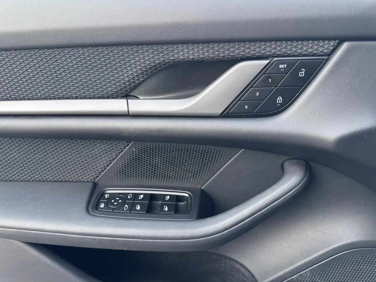 4 S 93 kWh 572 PK|Btw Auto!|IJsgrijs Metallic|Bijrijder display|Head-up|Zeer exclusief: Leder-alcantara bekleding|Stoelkoeling/verwarming+stuur|Sport Chrono|Panorama dak|Adaptive Cruise|perf