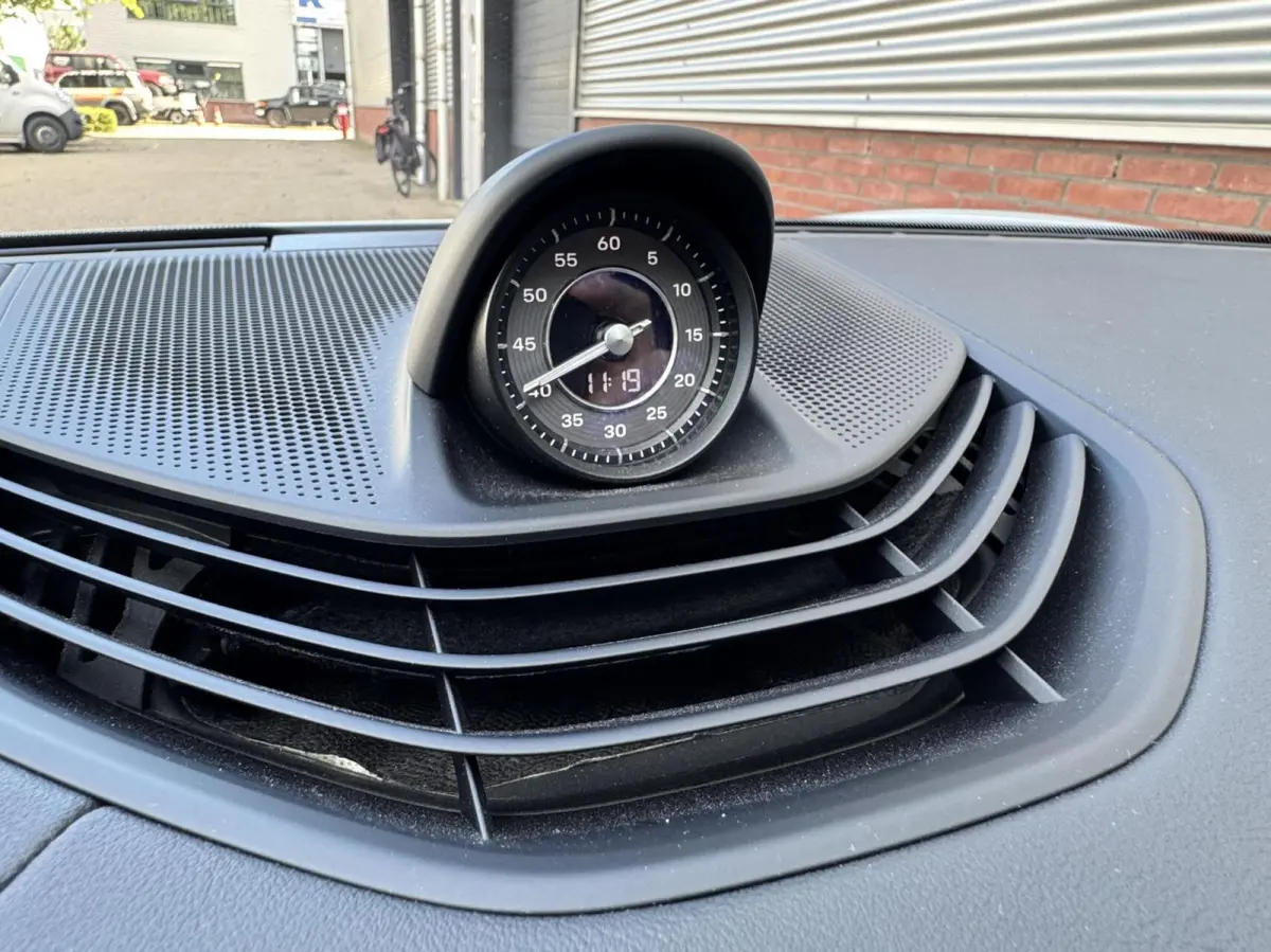 4 S 93 kWh 572 PK|Btw Auto!|IJsgrijs Metallic|Bijrijder display|Head-up|Zeer exclusief: Leder-alcantara bekleding|Stoelkoeling/verwarming+stuur|Sport Chrono|Panorama dak|Adaptive Cruise|perf