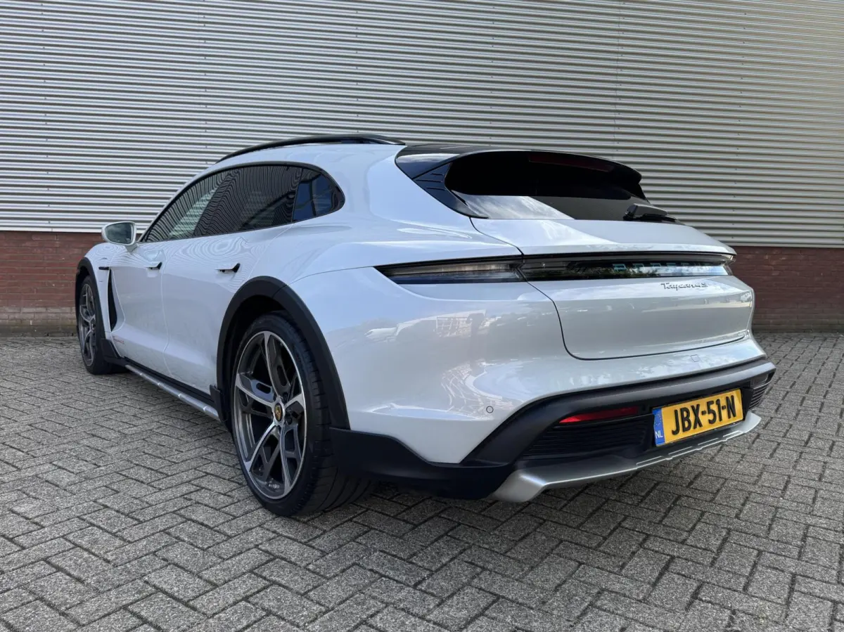 4 S 93 kWh 572 PK|Btw Auto!|IJsgrijs Metallic|Bijrijder display|Head-up|Zeer exclusief: Leder-alcantara bekleding|Stoelkoeling/verwarming+stuur|Sport Chrono|Panorama dak|Adaptive Cruise|perf