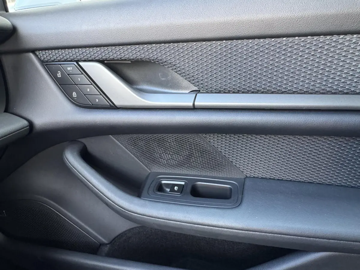 4 S 93 kWh 572 PK|Btw Auto!|IJsgrijs Metallic|Bijrijder display|Head-up|Zeer exclusief: Leder-alcantara bekleding|Stoelkoeling/verwarming+stuur|Sport Chrono|Panorama dak|Adaptive Cruise|perf