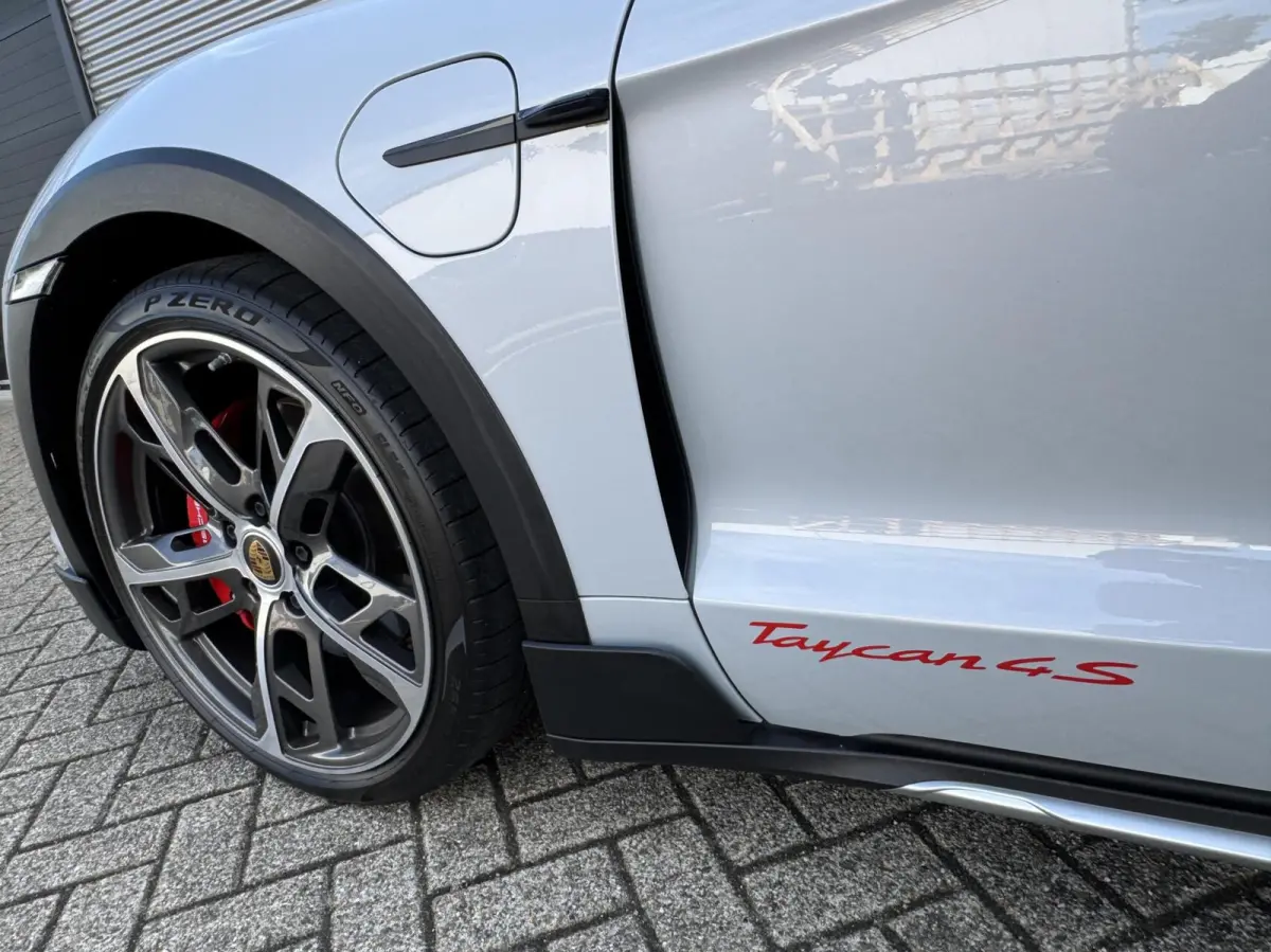 4 S 93 kWh 572 PK|Btw Auto!|IJsgrijs Metallic|Bijrijder display|Head-up|Zeer exclusief: Leder-alcantara bekleding|Stoelkoeling/verwarming+stuur|Sport Chrono|Panorama dak|Adaptive Cruise|perf