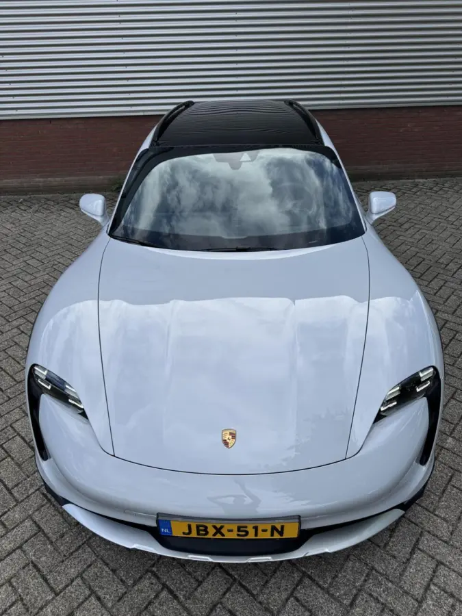 4 S 93 kWh 572 PK|Btw Auto!|IJsgrijs Metallic|Bijrijder display|Head-up|Zeer exclusief: Leder-alcantara bekleding|Stoelkoeling/verwarming+stuur|Sport Chrono|Panorama dak|Adaptive Cruise|perf