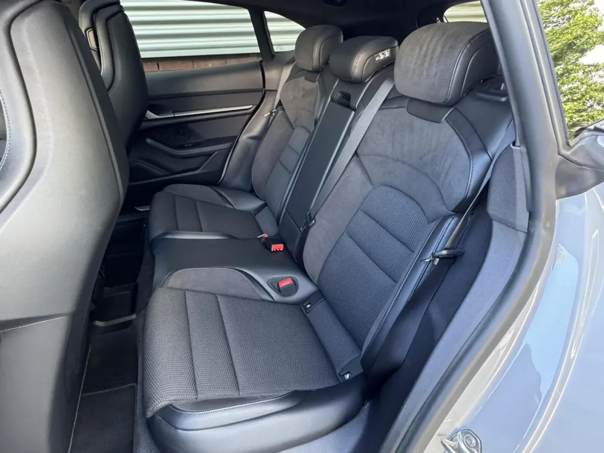 4 S 93 kWh 572 PK|Btw Auto!|IJsgrijs Metallic|Bijrijder display|Head-up|Zeer exclusief: Leder-alcantara bekleding|Stoelkoeling/verwarming+stuur|Sport Chrono|Panorama dak|Adaptive Cruise|perf