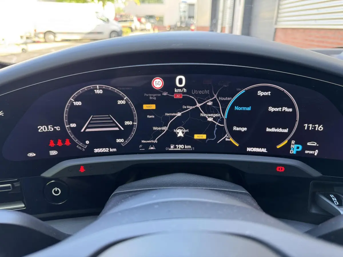 4 S 93 kWh 572 PK|Btw Auto!|IJsgrijs Metallic|Bijrijder display|Head-up|Zeer exclusief: Leder-alcantara bekleding|Stoelkoeling/verwarming+stuur|Sport Chrono|Panorama dak|Adaptive Cruise|perf