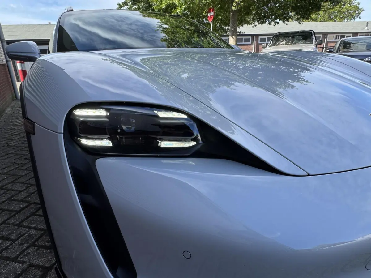 4 S 93 kWh 572 PK|Btw Auto!|IJsgrijs Metallic|Bijrijder display|Head-up|Zeer exclusief: Leder-alcantara bekleding|Stoelkoeling/verwarming+stuur|Sport Chrono|Panorama dak|Adaptive Cruise|perf