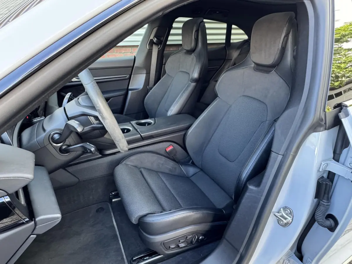 4 S 93 kWh 572 PK|Btw Auto!|IJsgrijs Metallic|Bijrijder display|Head-up|Zeer exclusief: Leder-alcantara bekleding|Stoelkoeling/verwarming+stuur|Sport Chrono|Panorama dak|Adaptive Cruise|perf
