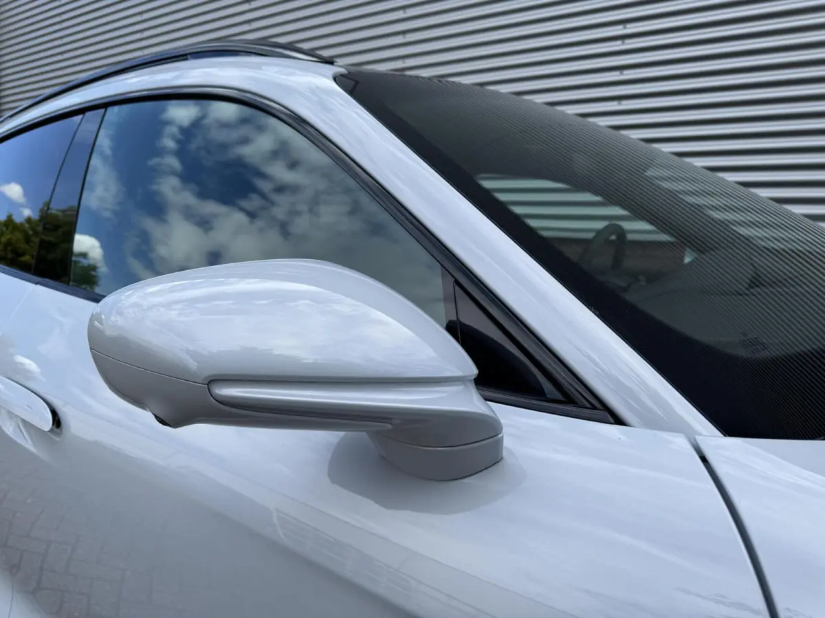4 S 93 kWh 572 PK|Btw Auto!|IJsgrijs Metallic|Bijrijder display|Head-up|Zeer exclusief: Leder-alcantara bekleding|Stoelkoeling/verwarming+stuur|Sport Chrono|Panorama dak|Adaptive Cruise|perf