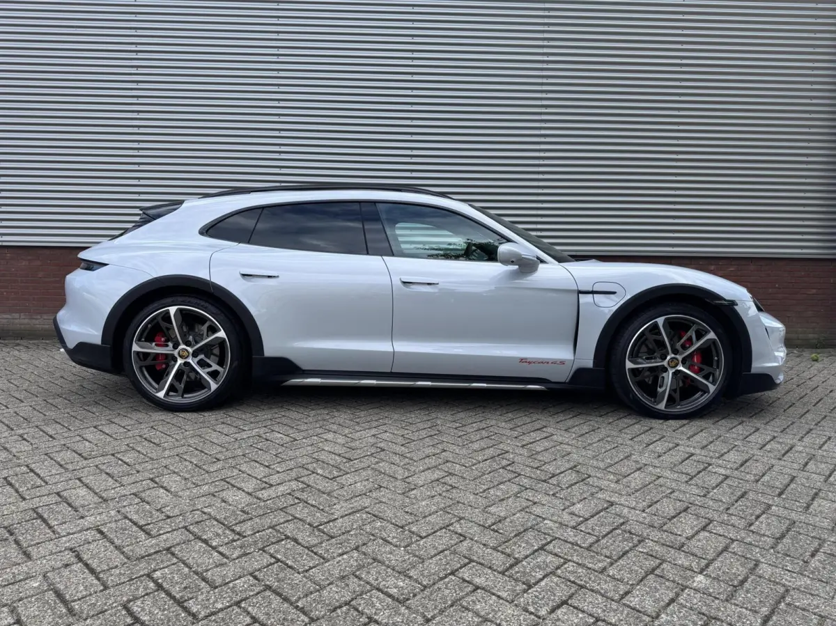 4 S 93 kWh 572 PK|Btw Auto!|IJsgrijs Metallic|Bijrijder display|Head-up|Zeer exclusief: Leder-alcantara bekleding|Stoelkoeling/verwarming+stuur|Sport Chrono|Panorama dak|Adaptive Cruise|perf