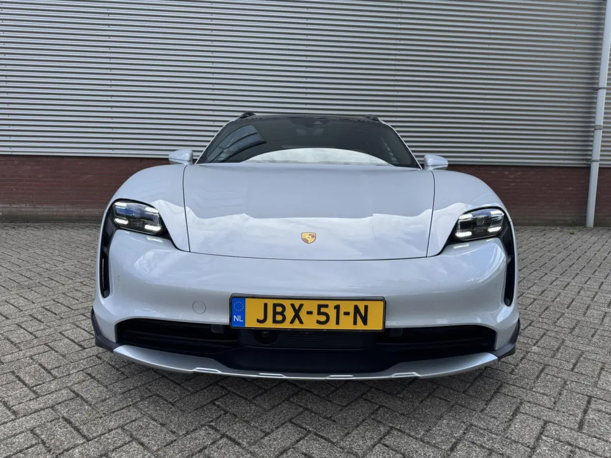 4 S 93 kWh 572 PK|Btw Auto!|IJsgrijs Metallic|Bijrijder display|Head-up|Zeer exclusief: Leder-alcantara bekleding|Stoelkoeling/verwarming+stuur|Sport Chrono|Panorama dak|Adaptive Cruise|perf
