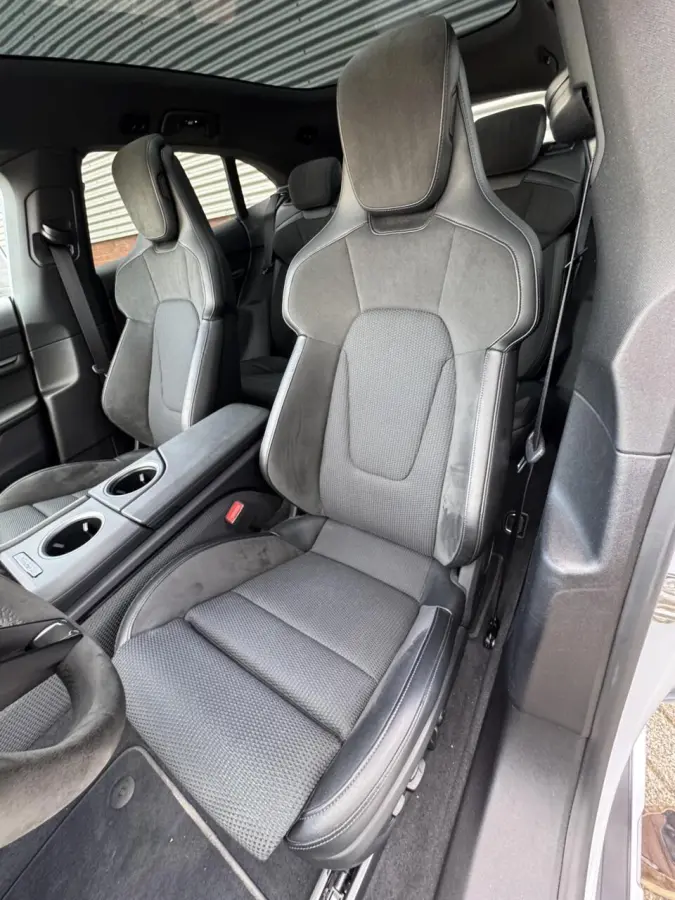 4 S 93 kWh 572 PK|Btw Auto!|IJsgrijs Metallic|Bijrijder display|Head-up|Zeer exclusief: Leder-alcantara bekleding|Stoelkoeling/verwarming+stuur|Sport Chrono|Panorama dak|Adaptive Cruise|perf