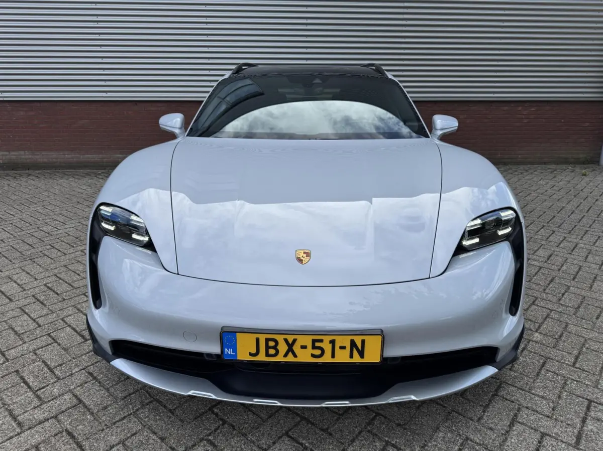 4 S 93 kWh 572 PK|Btw Auto!|IJsgrijs Metallic|Bijrijder display|Head-up|Zeer exclusief: Leder-alcantara bekleding|Stoelkoeling/verwarming+stuur|Sport Chrono|Panorama dak|Adaptive Cruise|perf