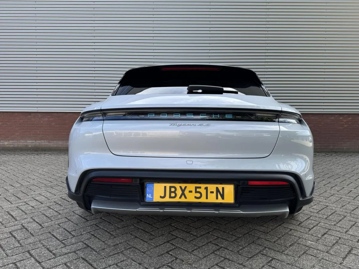 4 S 93 kWh 572 PK|Btw Auto!|IJsgrijs Metallic|Bijrijder display|Head-up|Zeer exclusief: Leder-alcantara bekleding|Stoelkoeling/verwarming+stuur|Sport Chrono|Panorama dak|Adaptive Cruise|perf