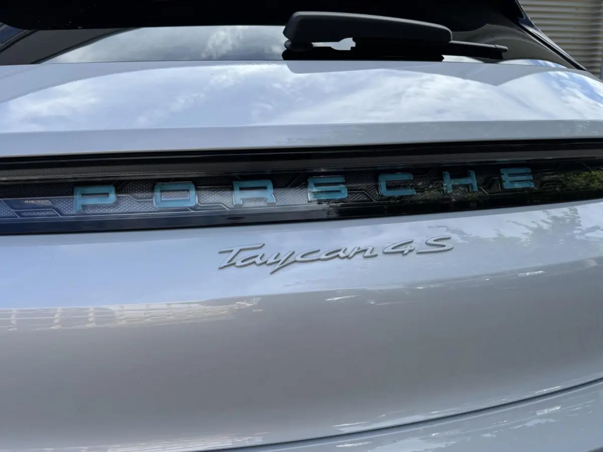 4 S 93 kWh 572 PK|Btw Auto!|IJsgrijs Metallic|Bijrijder display|Head-up|Zeer exclusief: Leder-alcantara bekleding|Stoelkoeling/verwarming+stuur|Sport Chrono|Panorama dak|Adaptive Cruise|perf