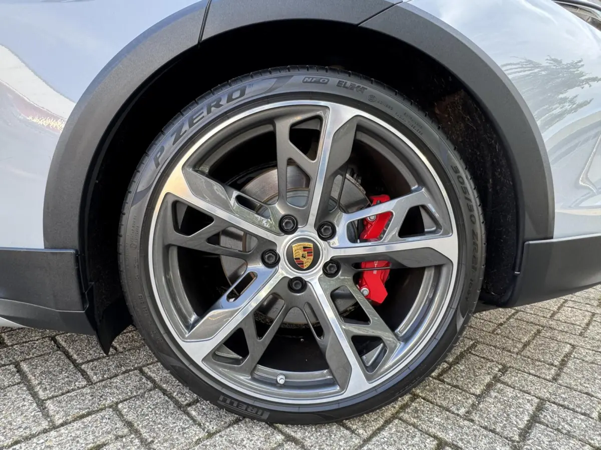 4 S 93 kWh 572 PK|Btw Auto!|IJsgrijs Metallic|Bijrijder display|Head-up|Zeer exclusief: Leder-alcantara bekleding|Stoelkoeling/verwarming+stuur|Sport Chrono|Panorama dak|Adaptive Cruise|perf