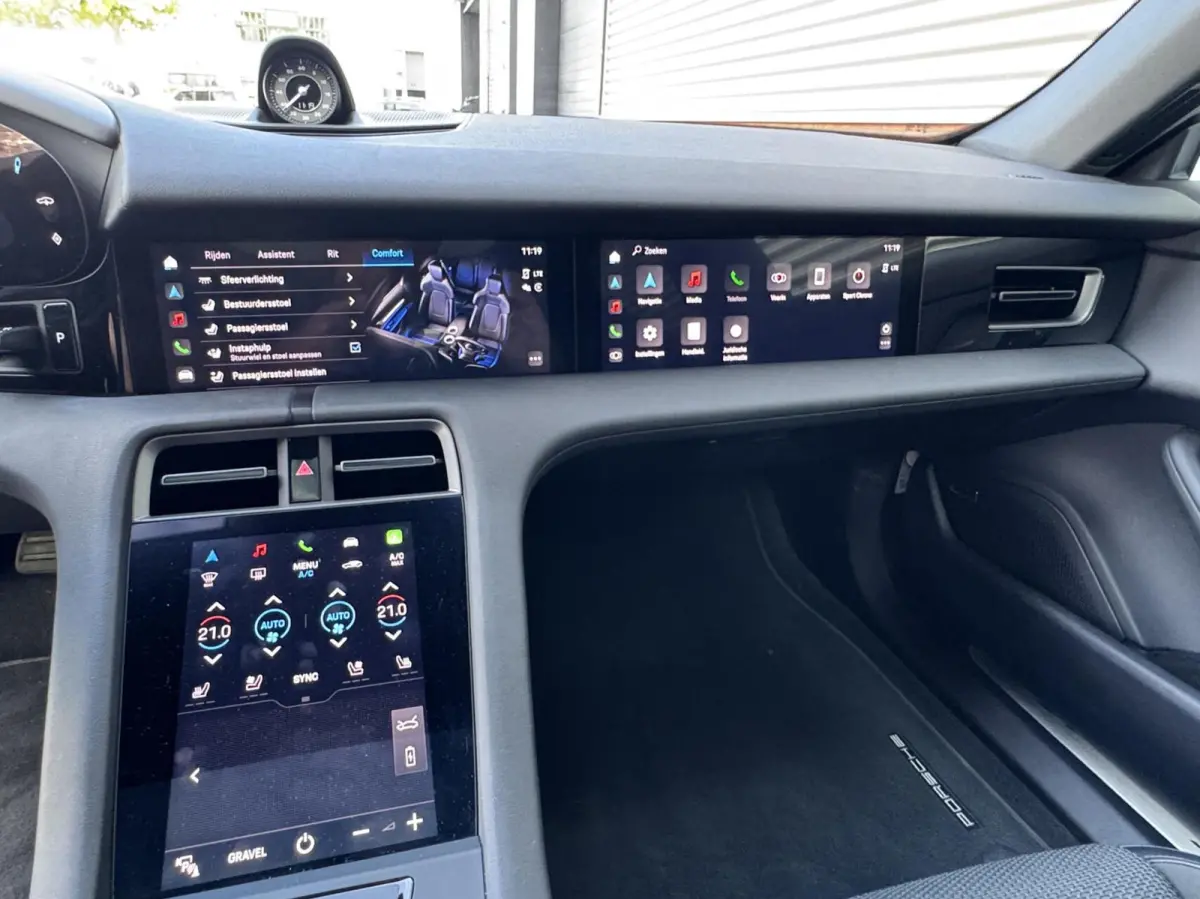 4 S 93 kWh 572 PK|Btw Auto!|IJsgrijs Metallic|Bijrijder display|Head-up|Zeer exclusief: Leder-alcantara bekleding|Stoelkoeling/verwarming+stuur|Sport Chrono|Panorama dak|Adaptive Cruise|perf