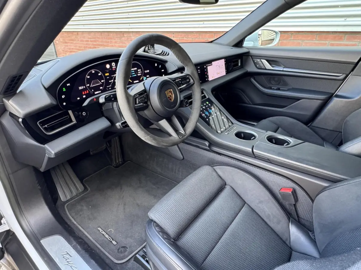 4 S 93 kWh 572 PK|Btw Auto!|IJsgrijs Metallic|Bijrijder display|Head-up|Zeer exclusief: Leder-alcantara bekleding|Stoelkoeling/verwarming+stuur|Sport Chrono|Panorama dak|Adaptive Cruise|perf