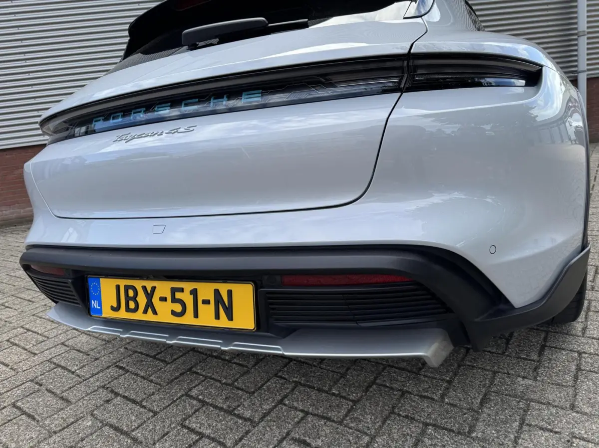 4 S 93 kWh 572 PK|Btw Auto!|IJsgrijs Metallic|Bijrijder display|Head-up|Zeer exclusief: Leder-alcantara bekleding|Stoelkoeling/verwarming+stuur|Sport Chrono|Panorama dak|Adaptive Cruise|perf