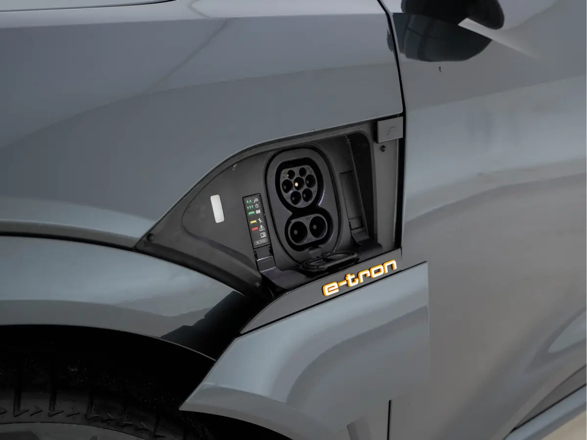 55 Quattro Business edition 95 kWh [ 3-Fase-11kW ] {SOH-100%} (INCL-BTW) *DIGI-COCKPIT | FULL-LED | MEMORY-PACK | DAB | KEYLESS | NAVI-FULLMAP | SHIFTPADDLES | AUDI-SOUND | COMFORTSEATS | 20