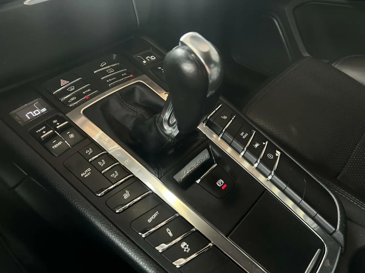 2.0 Apple CarPlay/ SPORTLEER /NAVIGATIE