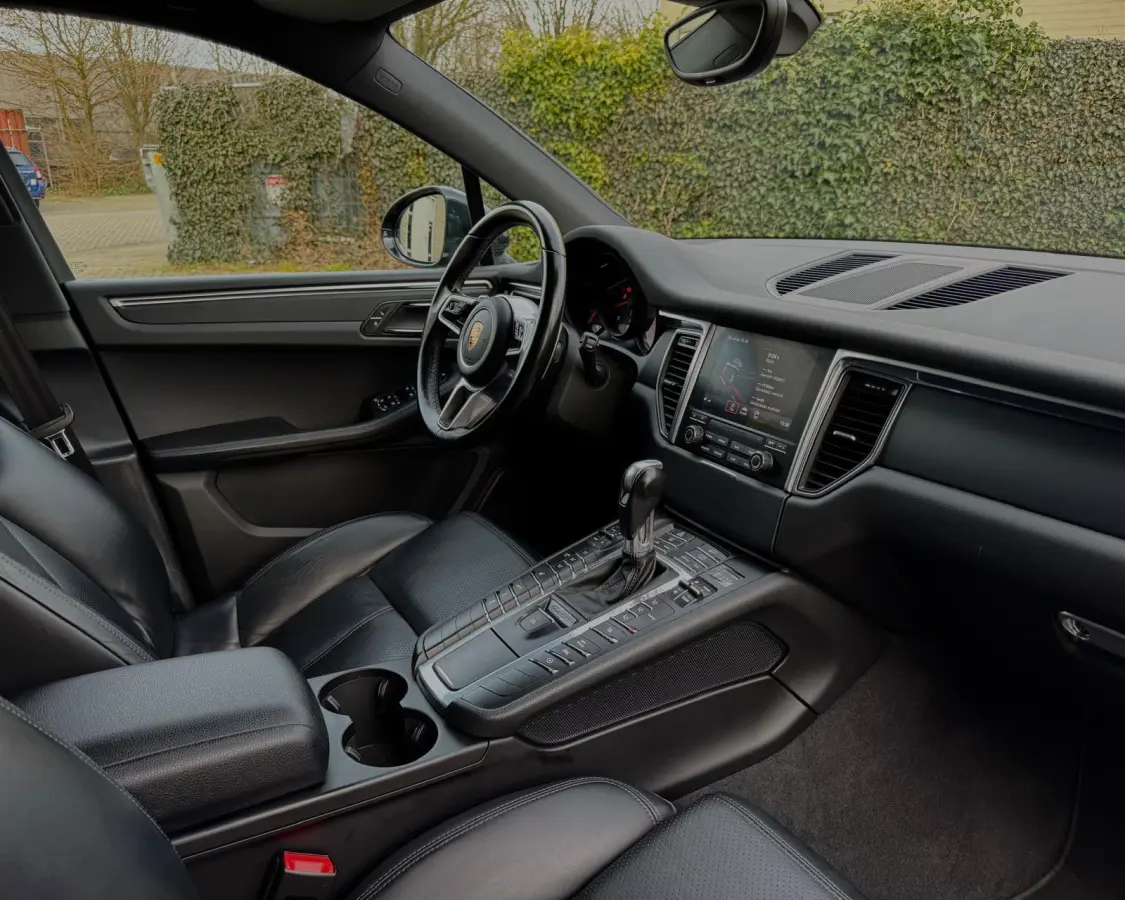 2.0 Apple CarPlay/ SPORTLEER /NAVIGATIE