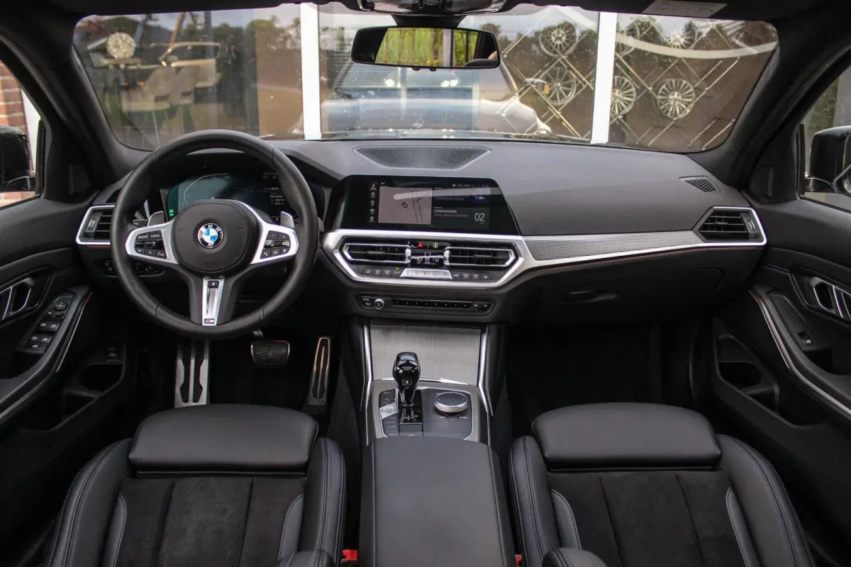 330i G21 xDrive High Executive M-sport | M-pakket | 1e eigenaar | inc BTW | Dakraam | 258 pk | Laser | 19 inch | Camera | DAB | Sportstoelen | Stuurverwarming