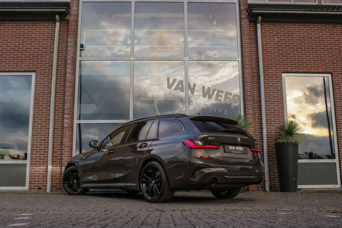 330i G21 xDrive High Executive M-sport | M-pakket | 1e eigenaar | inc BTW | Dakraam | 258 pk | Laser | 19 inch | Camera | DAB | Sportstoelen | Stuurverwarming