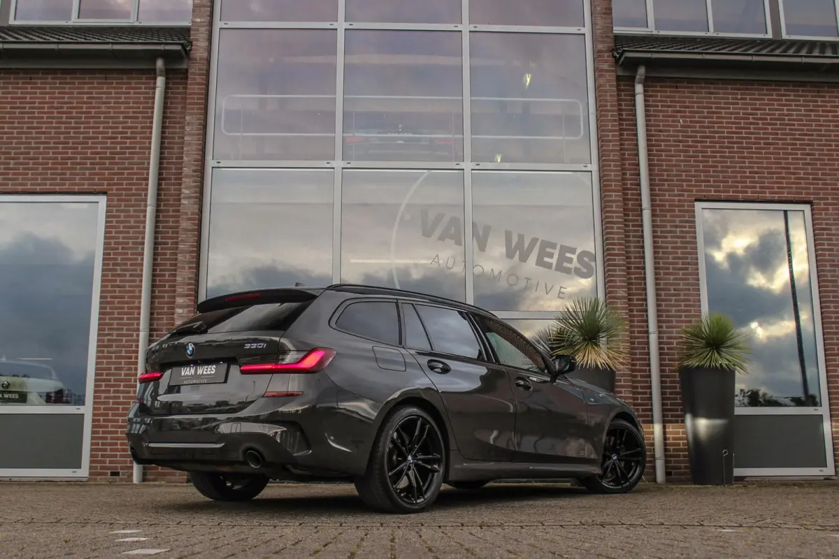 330i G21 xDrive High Executive M-sport | M-pakket | 1e eigenaar | inc BTW | Dakraam | 258 pk | Laser | 19 inch | Camera | DAB | Sportstoelen | Stuurverwarming