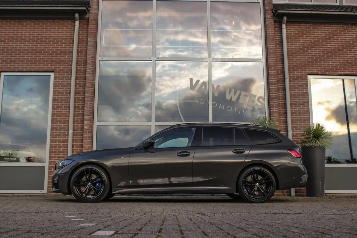 330i G21 xDrive High Executive M-sport | M-pakket | 1e eigenaar | inc BTW | Dakraam | 258 pk | Laser | 19 inch | Camera | DAB | Sportstoelen | Stuurverwarming