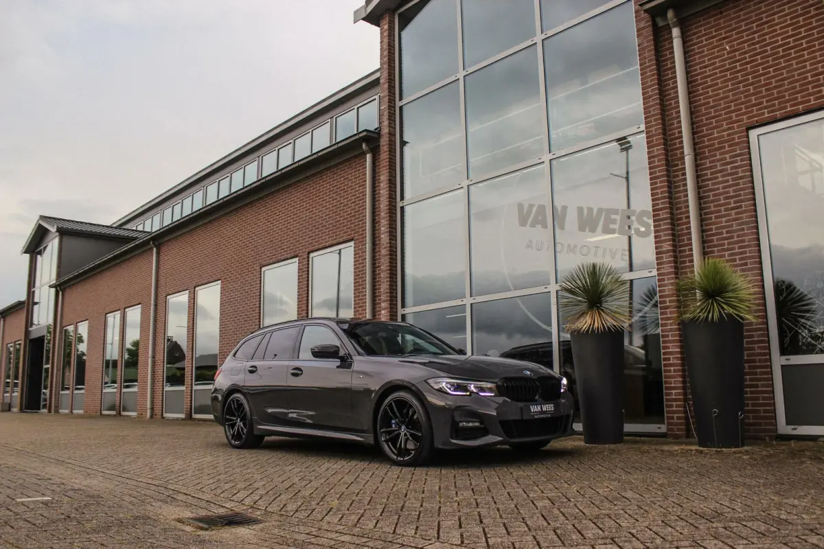 330i G21 xDrive High Executive M-sport | M-pakket | 1e eigenaar | inc BTW | Dakraam | 258 pk | Laser | 19 inch | Camera | DAB | Sportstoelen | Stuurverwarming