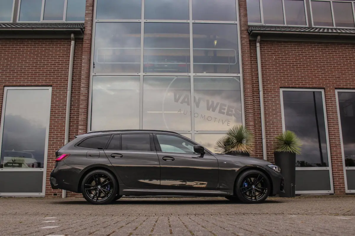 330i G21 xDrive High Executive M-sport | M-pakket | 1e eigenaar | inc BTW | Dakraam | 258 pk | Laser | 19 inch | Camera | DAB | Sportstoelen | Stuurverwarming