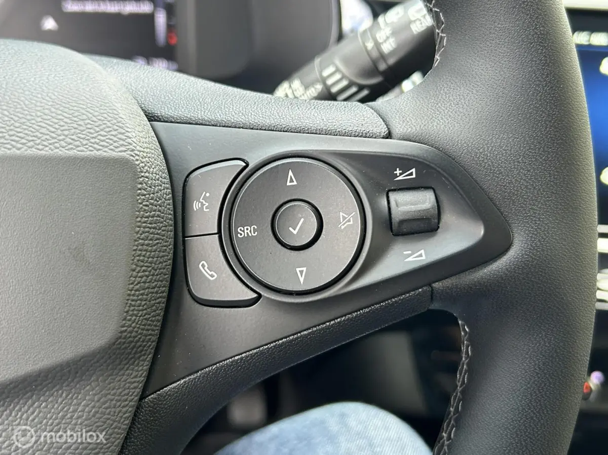 1.2 Turbo GS 100 PK clima / fm nav + carplay / 17" lm / LED