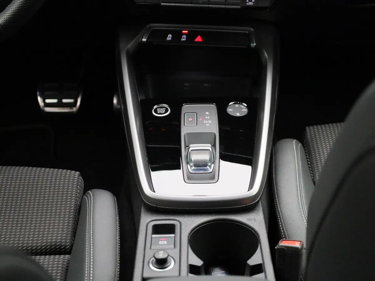 30 TFSI S edition | S-line l MMI Navigatie l Apple Carplay | Android Auto l Climate Control l LED koplampen l Lichtpakket ambient lighting l Sportonderstel l Dimbare binnenspiegel l Parkeerh
