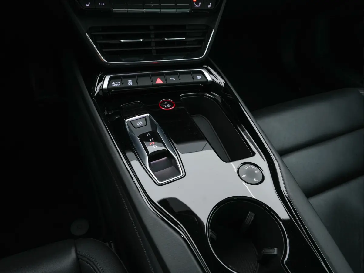 93 kWh Quattro (3-Fase-11 kW) {SOH-93%} (INCL-BTW) *HEATPUMP | PANO | FULL-LED | LEATHER | AUDI-SOUND | DIGI-COCKPIT | NAVI-FULLMAP | HEATED-SPORTSEATS | TOPVIEW | DAB | KEYLESS | LANE-ASSIS
