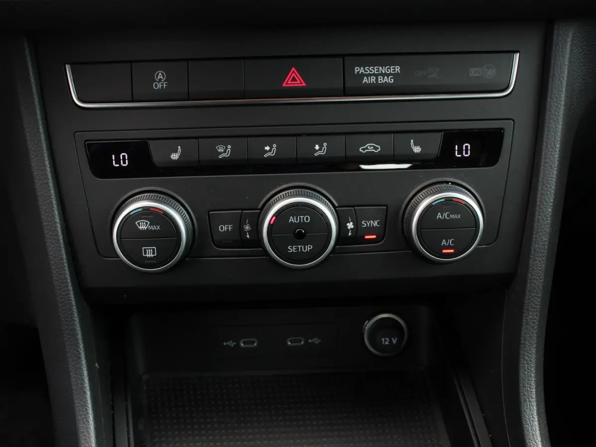 1.5 TSI Style Business Intense Climate control Cruise control Keyless start Verwarmde voorstoelen Verwarmde stuur LED Parkeersensoren achter Apple Carplay/ Android Auto