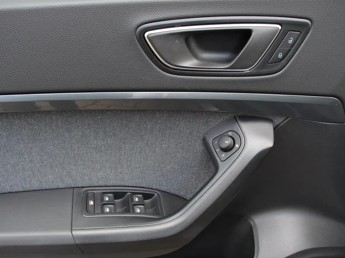 1.5 TSI Style Business Intense Climate control Cruise control Keyless start Verwarmde voorstoelen Verwarmde stuur LED Parkeersensoren achter Apple Carplay/ Android Auto