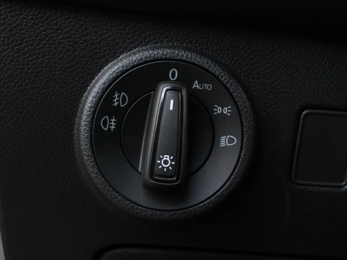 1.5 TSI Style Business Intense Climate control Cruise control Keyless start Verwarmde voorstoelen Verwarmde stuur LED Parkeersensoren achter Apple Carplay/ Android Auto