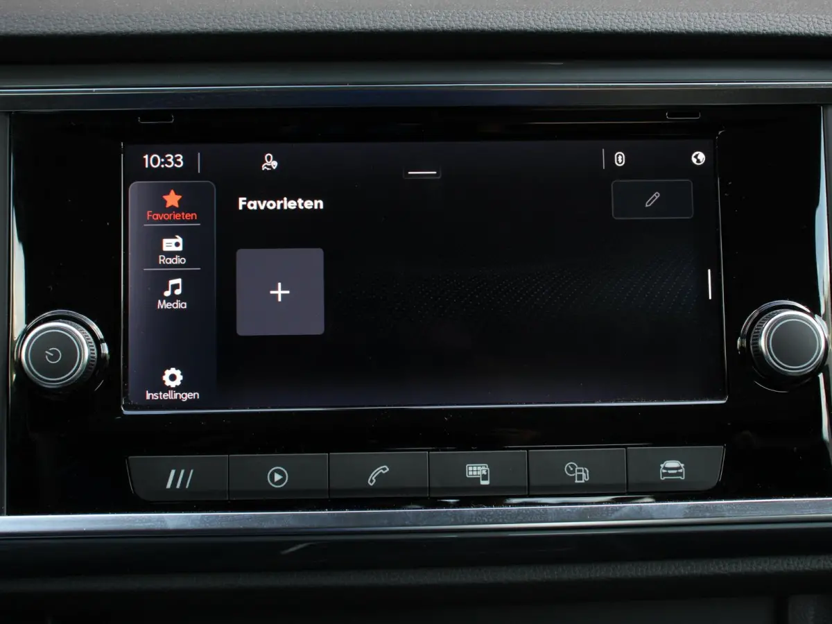1.5 TSI Style Business Intense Climate control Cruise control Keyless start Verwarmde voorstoelen Verwarmde stuur LED Parkeersensoren achter Apple Carplay/ Android Auto
