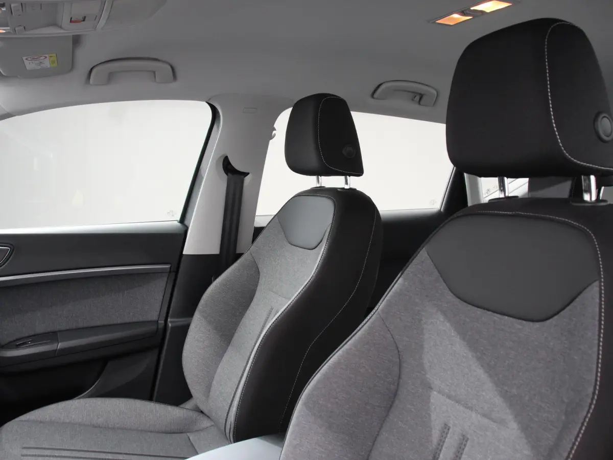 1.5 TSI Style Business Intense Climate control Cruise control Keyless start Verwarmde voorstoelen Verwarmde stuur LED Parkeersensoren achter Apple Carplay/ Android Auto