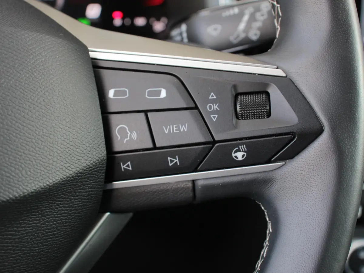 1.5 TSI Style Business Intense Climate control Cruise control Keyless start Verwarmde voorstoelen Verwarmde stuur LED Parkeersensoren achter Apple Carplay/ Android Auto