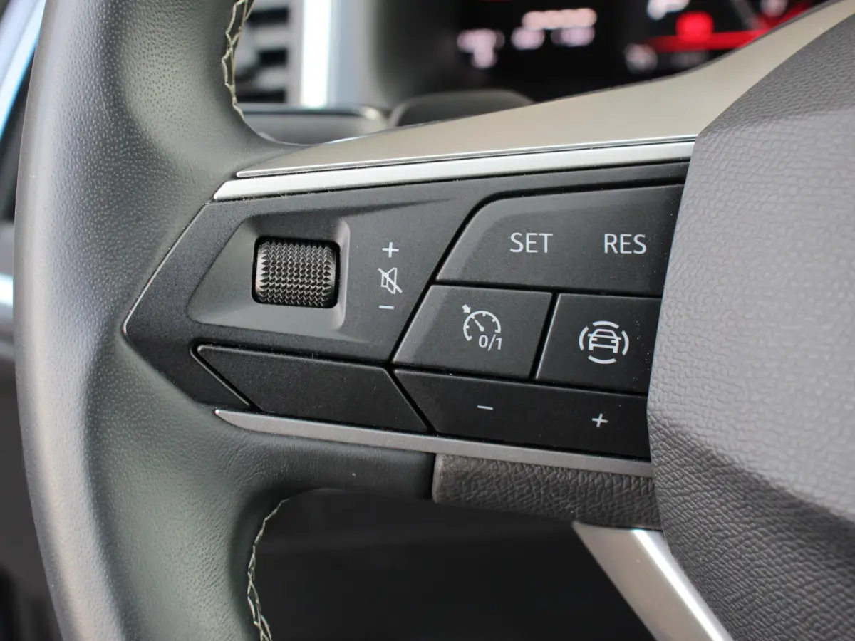 1.5 TSI Style Business Intense Climate control Cruise control Keyless start Verwarmde voorstoelen Verwarmde stuur LED Parkeersensoren achter Apple Carplay/ Android Auto
