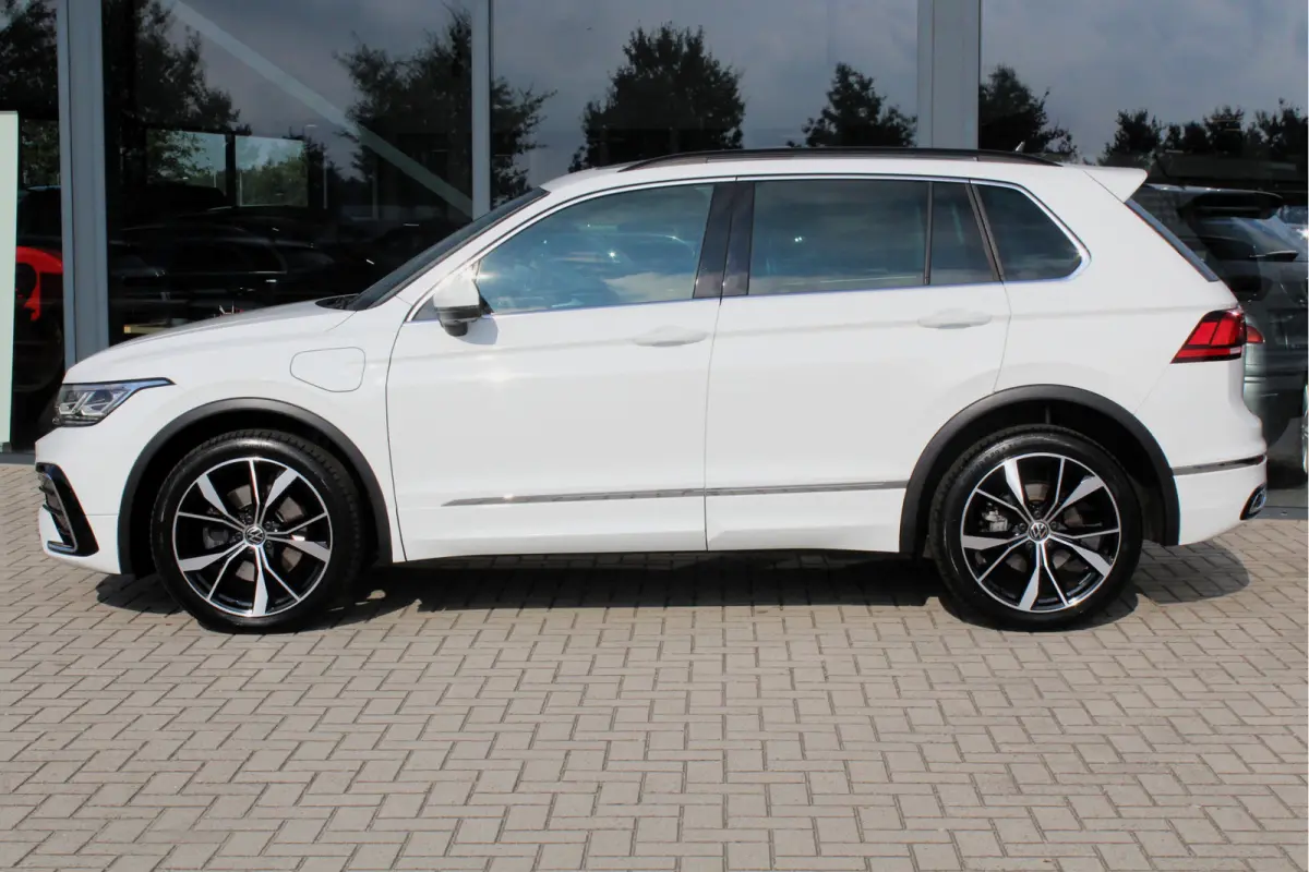 1.4 TSI eHybrid R-Line 245pk PANO LEER IQ LIGHT TREKHAAK 20" 360 CAMERA
