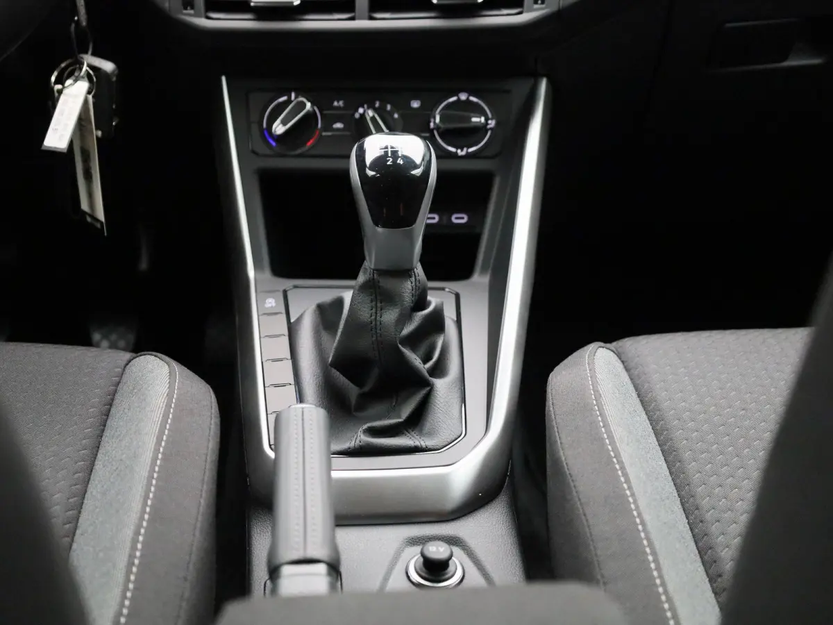 1.0 TSI Life Edition | Draadloze Apple Carplay | Adaptieve cruise control | Travel Assist | Parkeersensoren | Achteruitrij camera |