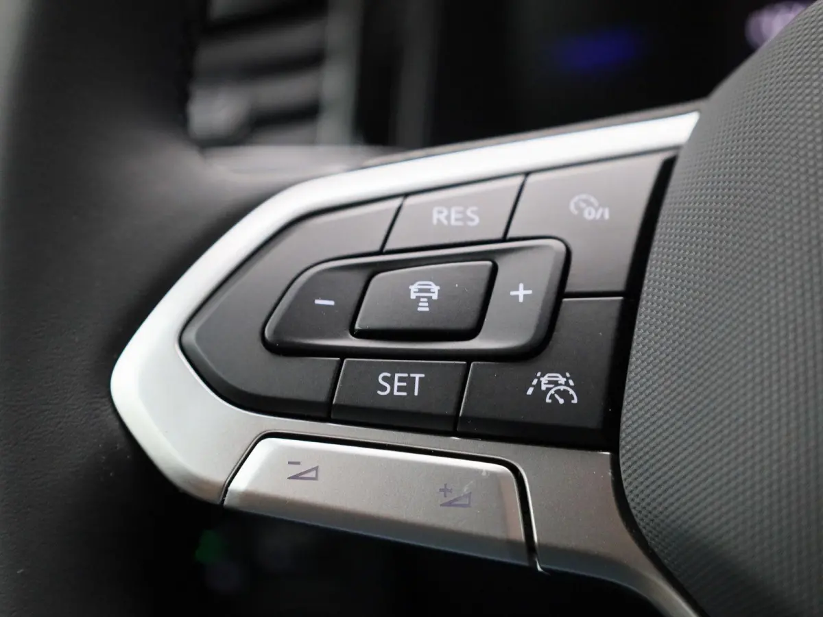 1.0 TSI Life Edition | Draadloze Apple Carplay | Adaptieve cruise control | Travel Assist | Parkeersensoren | Achteruitrij camera |