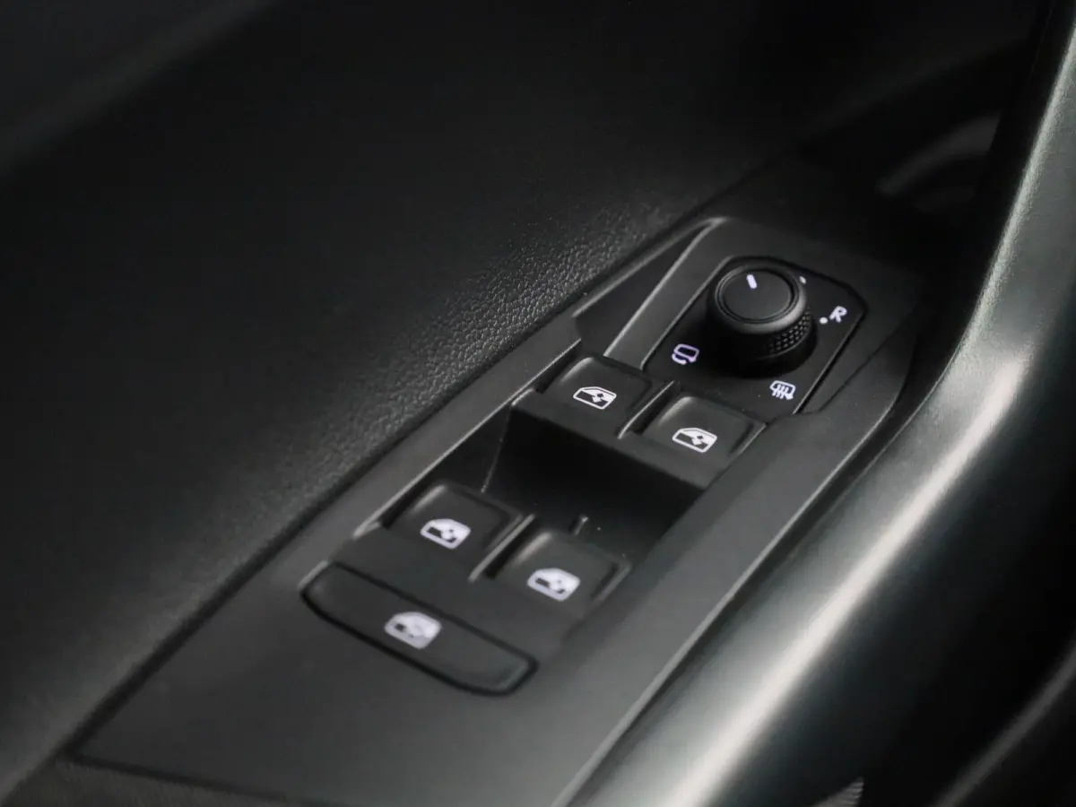 1.0 TSI Life Edition | Draadloze Apple Carplay | Adaptieve cruise control | Travel Assist | Parkeersensoren | Achteruitrij camera |