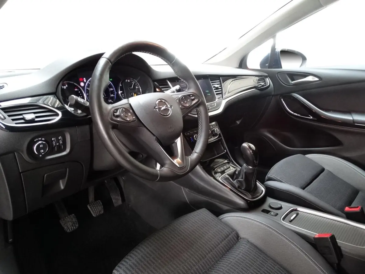 1.2 Launch Elegance 110pk / Camera / Carplay /