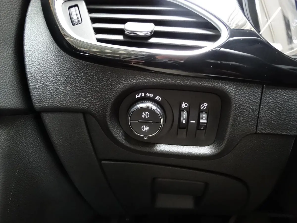 1.2 Launch Elegance 110pk / Camera / Carplay /
