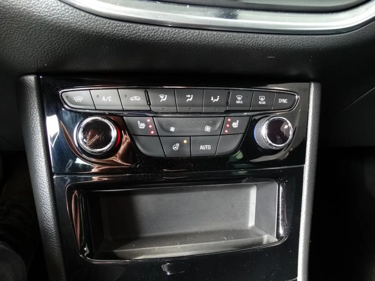 1.2 Launch Elegance 110pk / Camera / Carplay /