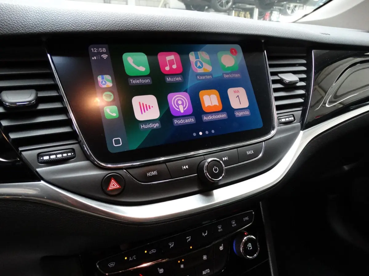1.2 Launch Elegance 110pk / Camera / Carplay /