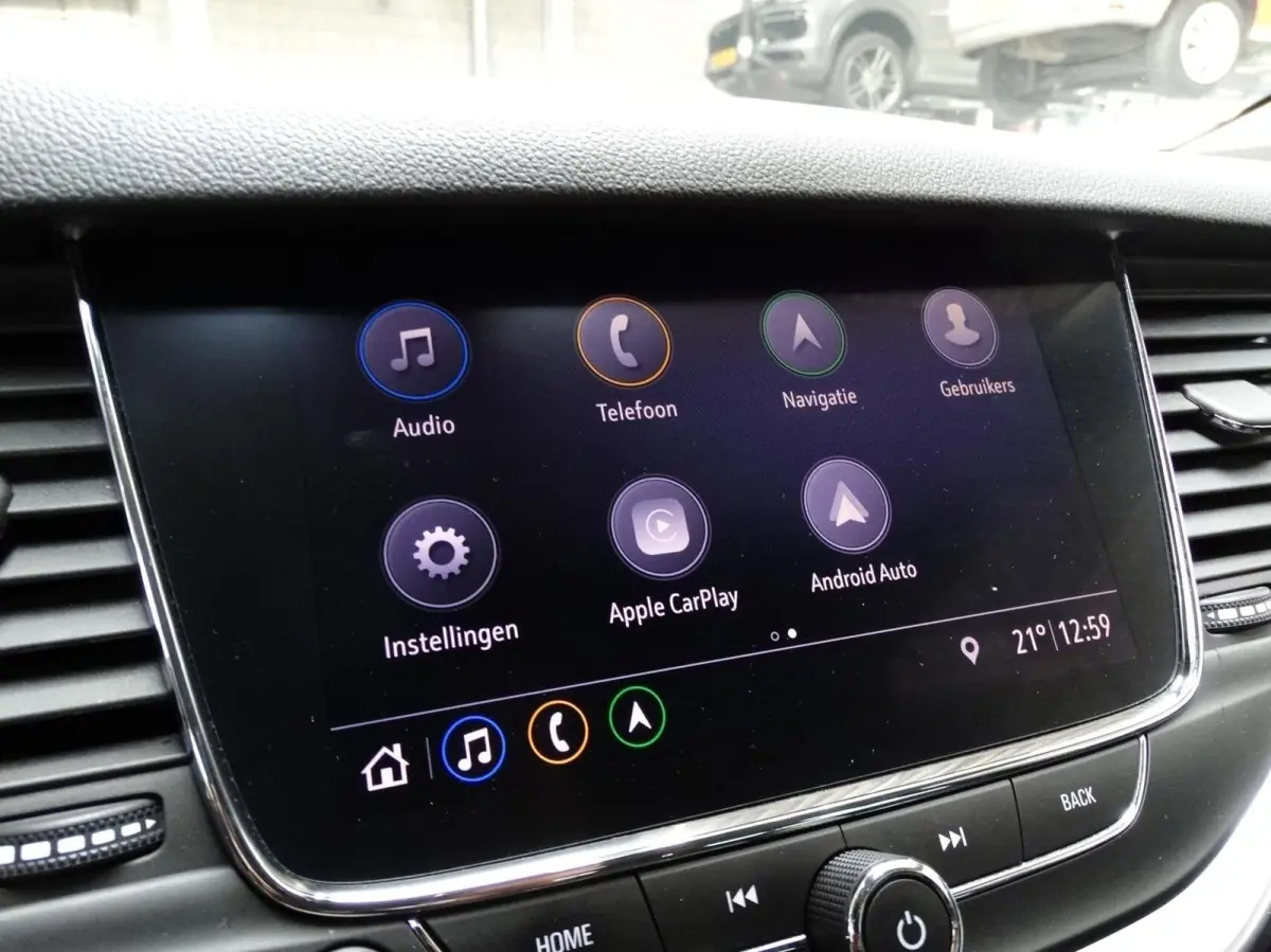 1.2 Launch Elegance 110pk / Camera / Carplay /